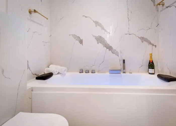Magnifique 3 3 Sde Avec Clim Et Jacuzzi شقة