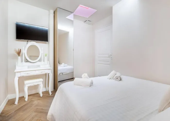 Magnifique 3 3 Sde Avec Clim Et Jacuzzi *